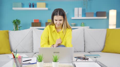 Young-business-woman-working-on-laptop.